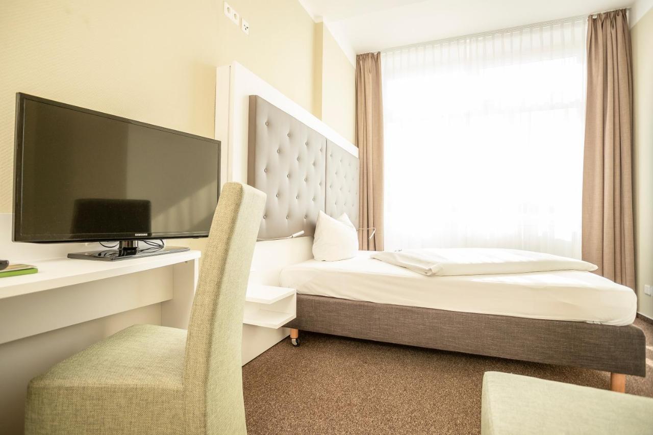 Hotel Am Schlosspark Гюстров Экстерьер фото