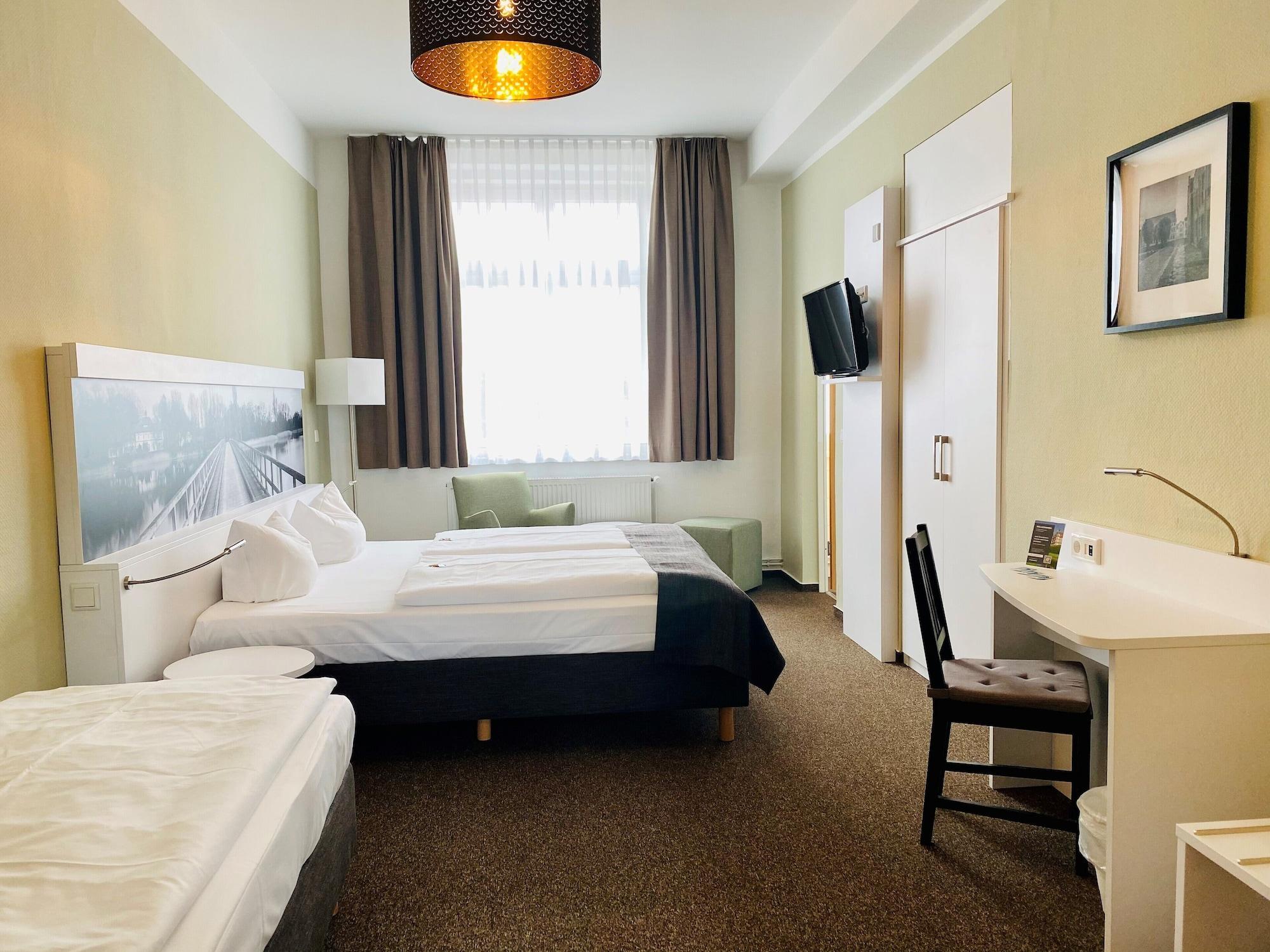 Hotel Am Schlosspark Гюстров Экстерьер фото