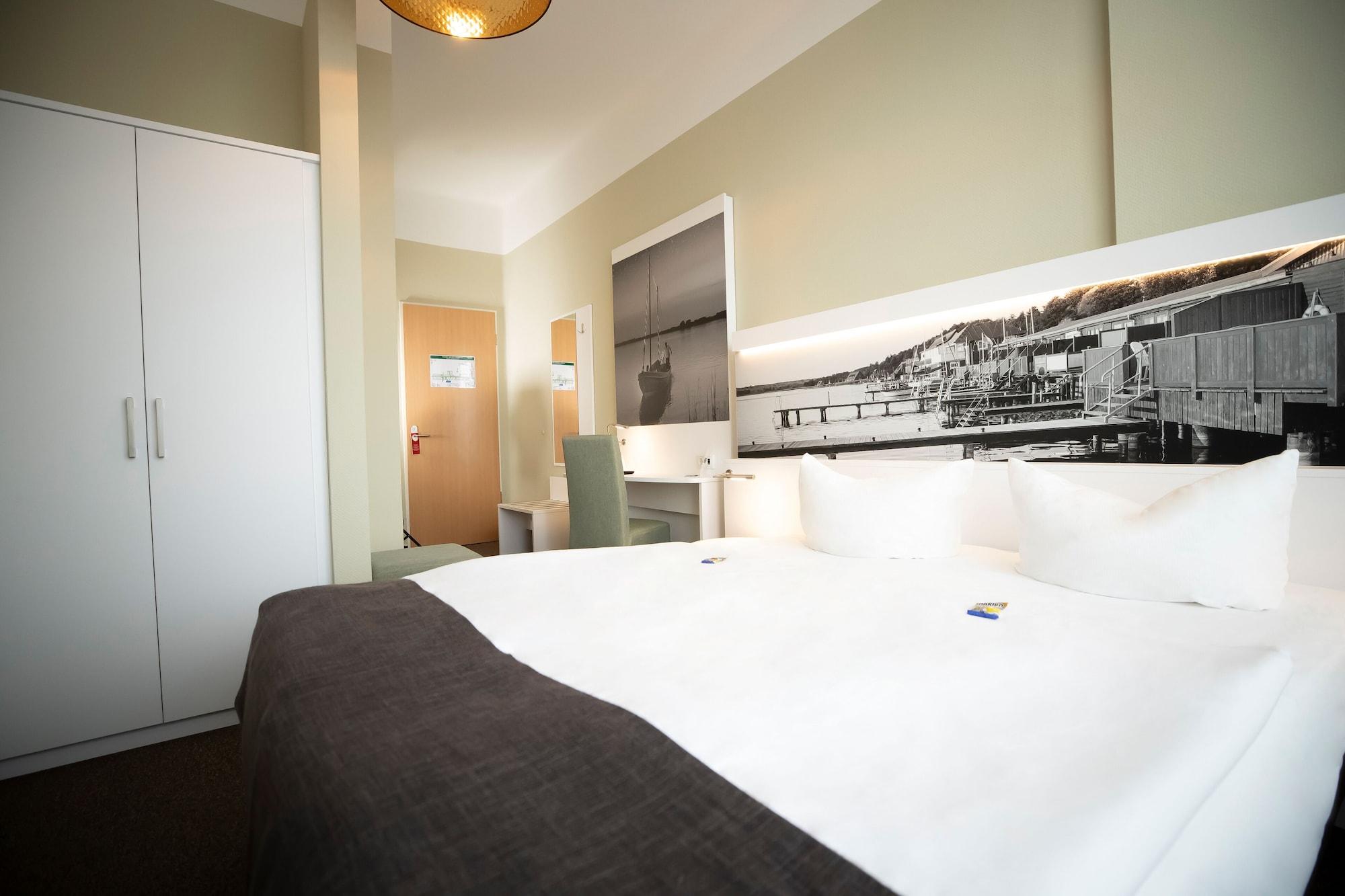 Hotel Am Schlosspark Гюстров Экстерьер фото
