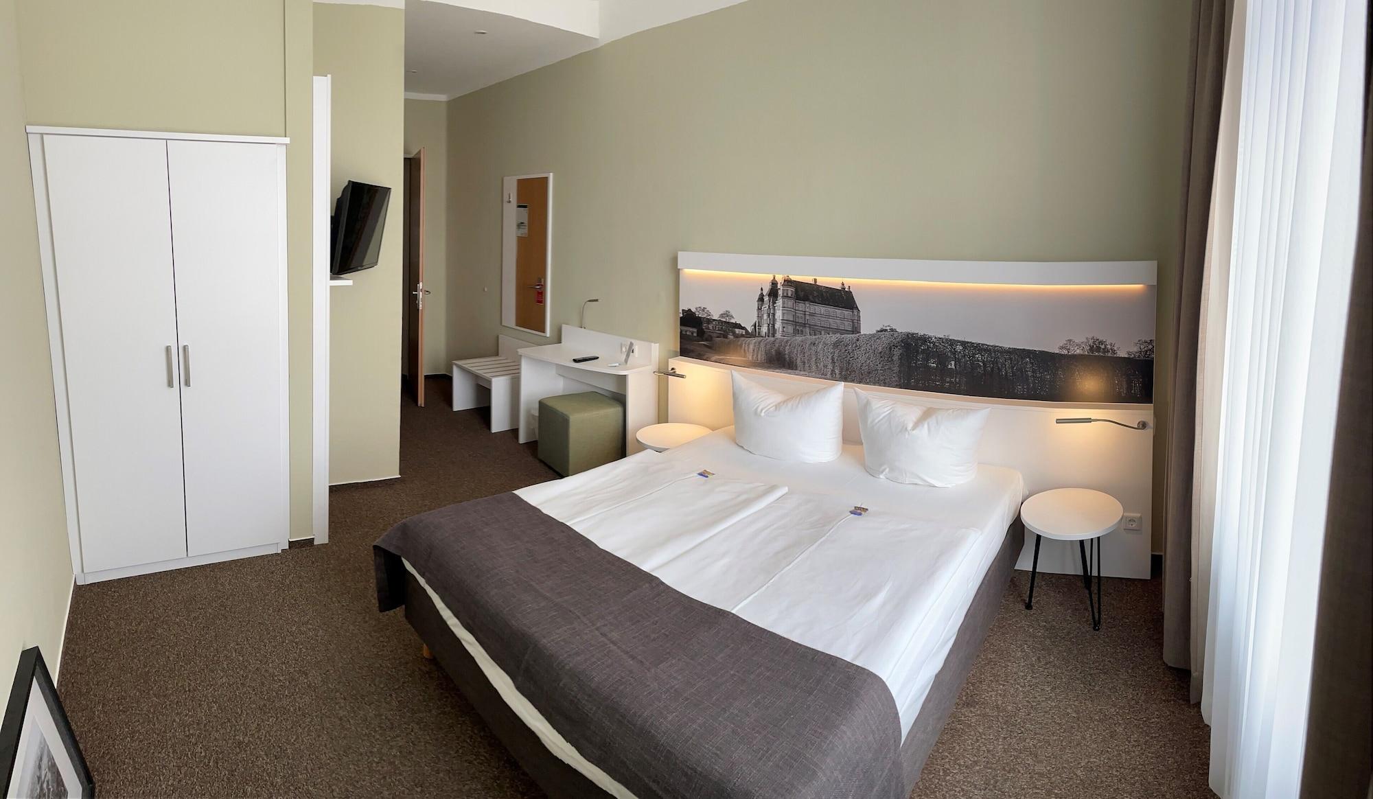 Hotel Am Schlosspark Гюстров Экстерьер фото