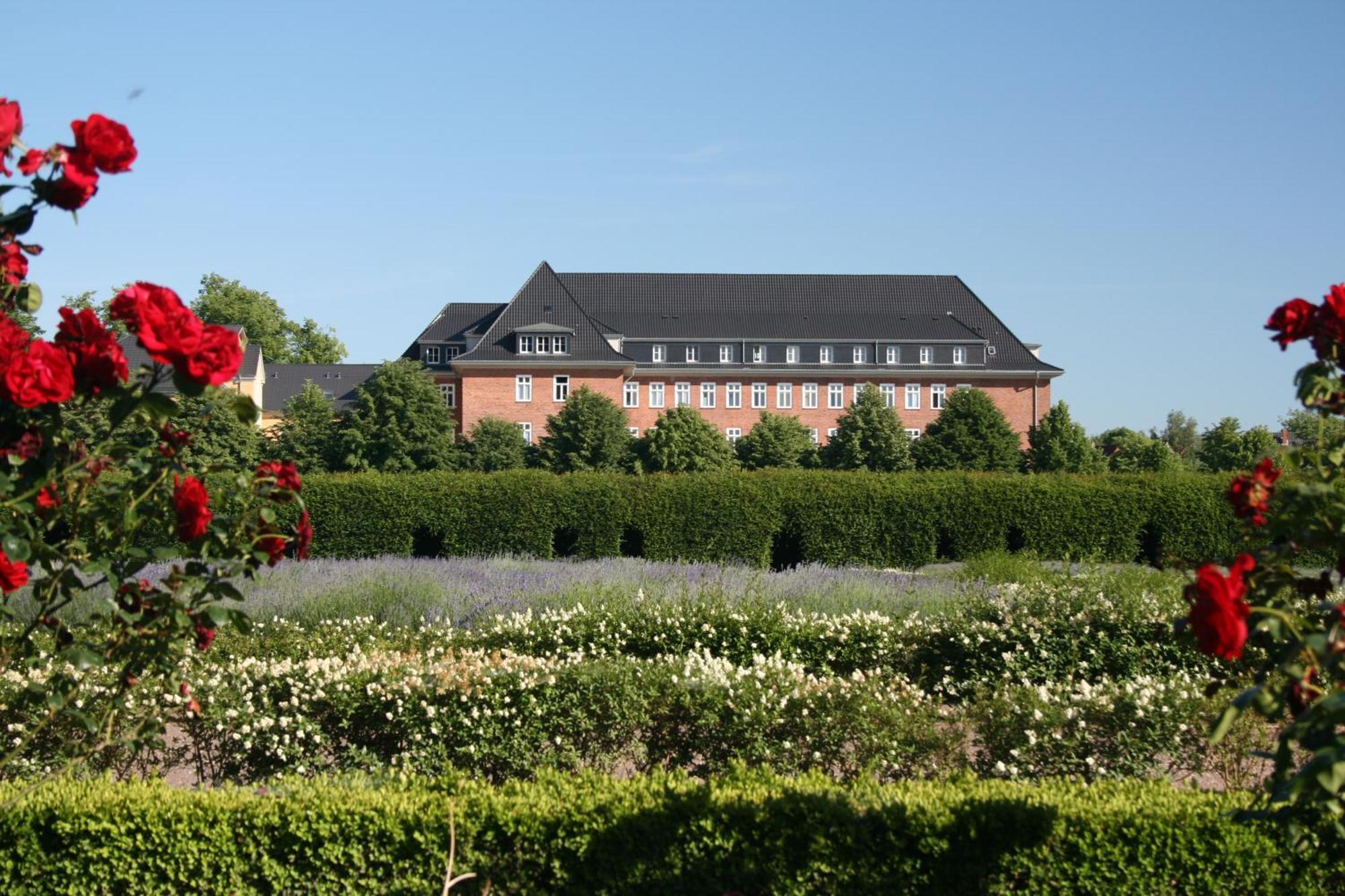 Hotel Am Schlosspark Гюстров Экстерьер фото