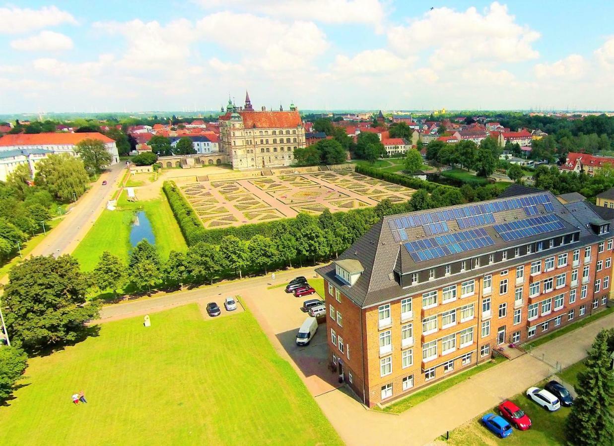 Hotel Am Schlosspark Гюстров Экстерьер фото